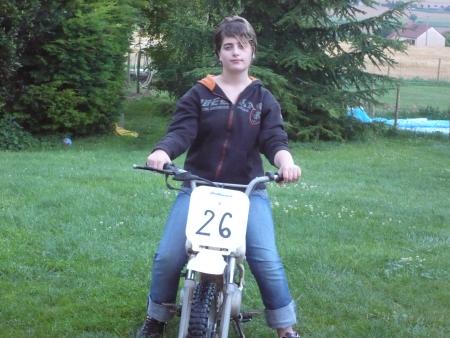 voici ma couz sur sa moto